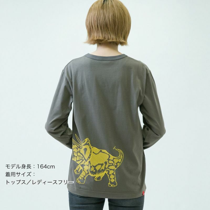 長袖Tシャツ（袖口リブ）「JURAMEIRO」（ジュラ迷路）大人サイズ着用画像・後ろ