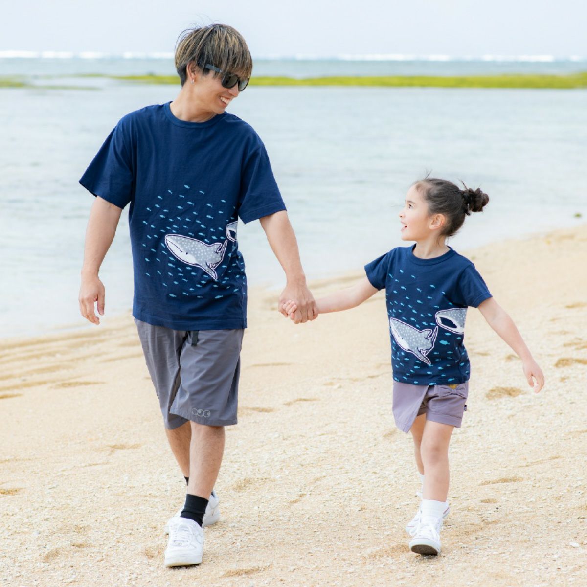 半袖Tシャツ「JINBEIZAME」（ジンベイザメ）親子イメージ