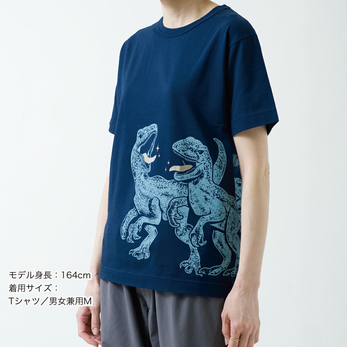 半袖Tシャツ「VELOCIRA”KIRA”PTOR」（ヴェロキラ”キラ”プトル）大人サイズ着用画像・前